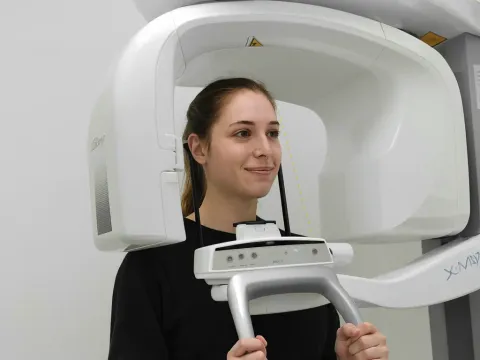 Escáner TAC 3D en uso en la clínica