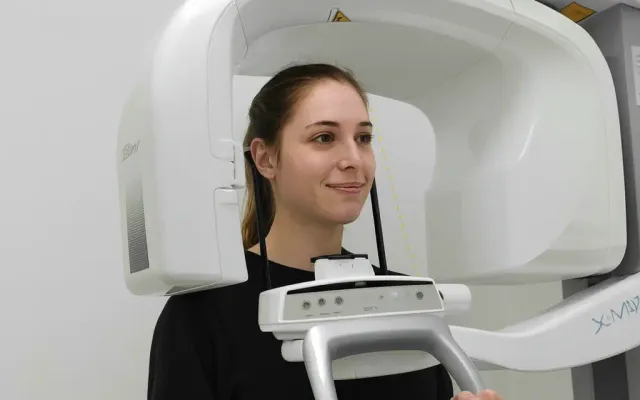 Paciente durante un TAC 3D en la clínica